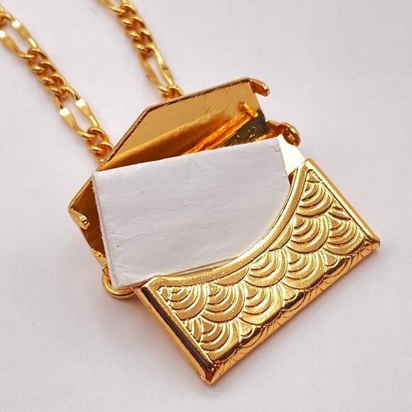 Signed BELLA JACK Envelope Purse Pendant Necklace Gold Tone Figaro Chain-Opens - Picture 3 of 8